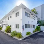 Cozy Miami Getaway Backyard Wifi